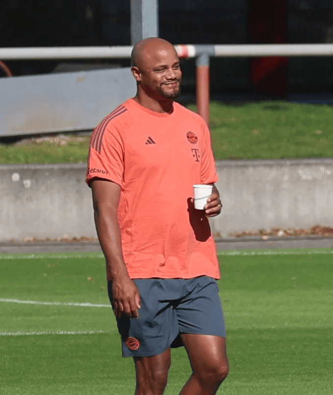 里拿着一杯, 有能, entit