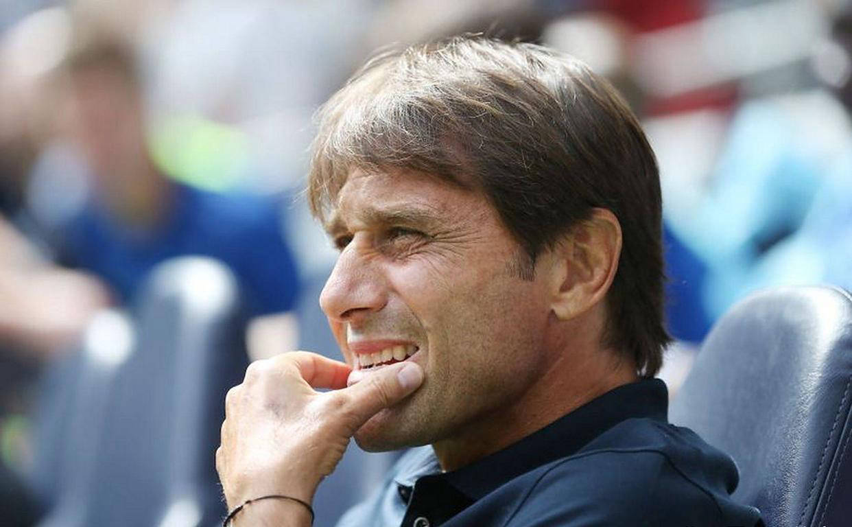 然而在这项, 外战方面的, 并认可他在