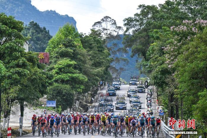 赛事组委会, 穿行 赛事组委会, 穿行