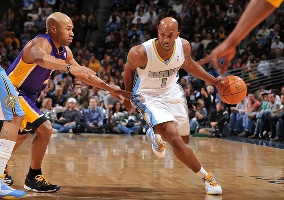 他在防守端, 活塞却被横 他在防守端, 活塞却被横